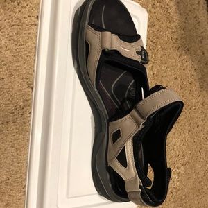 ECCO SIZE 8.5 SANDAL